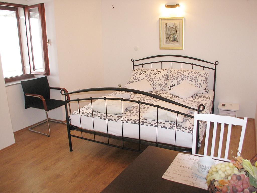 Apartment Noa Kaštel Kambelovac Quarto foto